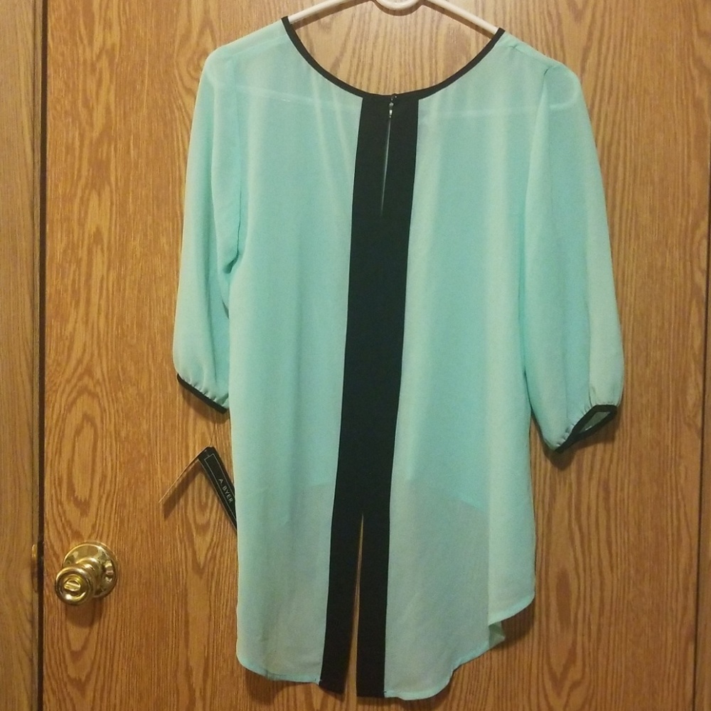 High-lo blouse - Picture 2 of 3